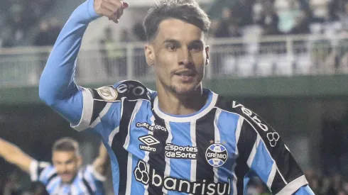 Ferreira jogador do Gremio comemora seu gol durante partida contra o Coritiba no estadio Couto Pereira pelo campeonato Brasileiro A 2023. Foto: Gabriel Machado/AGIF