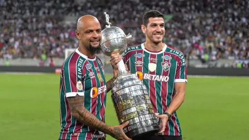 Felipe Melo e Nino com a taça da Libertadores do Fluminense .Foto: Thiago Ribeiro/AGIF