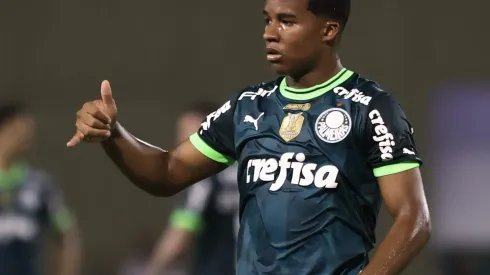 Endrick comemora gol do Palmeiras contra o Inter, na Arena Barueri (Foto: Marcello Zambrana/AGIF)