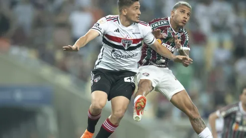 Alexsander jogador do Fluminense disputa lance com Pablo Maia jogador do Sao Paulo durante partida no estadio Maracana pelo campeonato Brasileiro A 2023. Foto: Jorge Rodrigues/AGIF