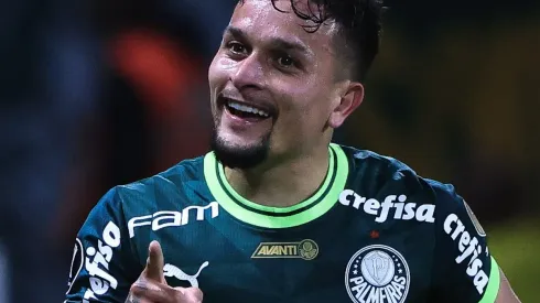 Artur comemora um de seus gols pelo Palestra. O camisa 14 pode estar com os dias contados na Academia de Futebol - Foto: Ettore Chiereguini/AGIF