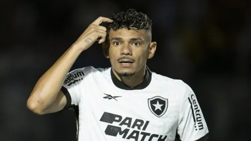 Tiquinho Soares diante do Vasco. Foto: Jorge Rodrigues/AGIF