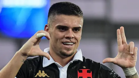 RJ - RIO DE JANEIRO - 16/09/2023 - BRASILEIRO A 2023, VASCO X FLUMINENSE - Gabriel Pec jogador do Vasco comemora seu gol durante partida contra o Fluminense no estadio Engenhao pelo campeonato Brasileiro A 2023. Foto: Thiago Ribeiro/AGIF
