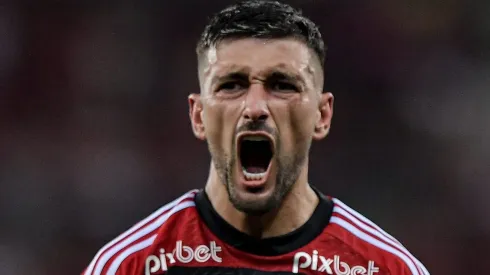 Arrascaeta jogador do Flamengo comemora seu gol durante partida contra o Bragantino no estadio Maracana pelo campeonato Brasileiro A 2023. Foto: Thiago Ribeiro/AGIF