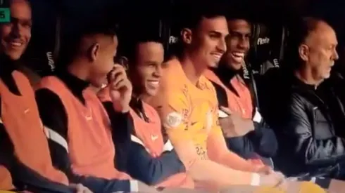Foto: Reprodução - Corinthians perdeu e reservas foram flagrados rindo no banco em meio a derrota