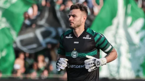 Gabriel Vasconcelos, goleiro do Coritiba, durante partida contra o Cruzeiro no estádio Durival de Britto pelo Campeonato Brasileiro – Foto: Robson Mafra/AGIF
