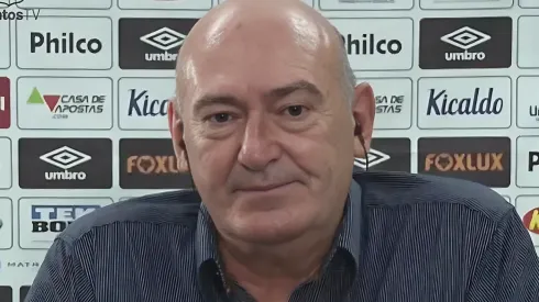 Foto: Divulgação/Santos - Andrés Rueda, presidente do Santos, em entrevista coletiva