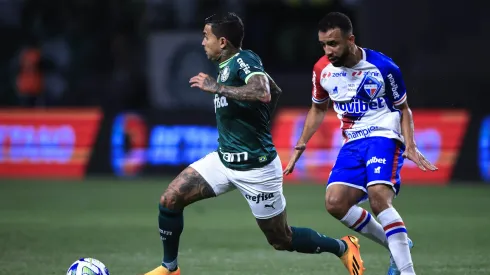 Dudu, jogador do Palmeiras, disputa lance com Caio Alexandre, jogador do Fortaleza, durante partida no Allianz Parque pela Copa do Brasil 2023 - Foto: Ettore Chiereguini/AGIF