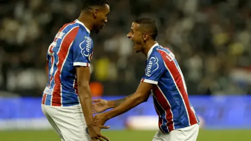 Foto: Felipe Oliveira/EC Bahia - Luciano Juba (esquerda) comemora gol originado pela sua assistência