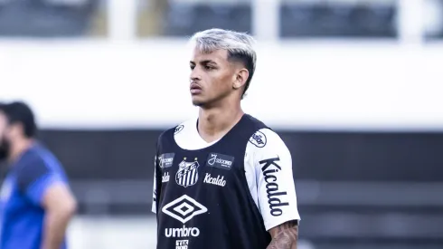 Wesley Patati jogador do Santos durante partida contra o Botafogo no estadio Vila Belmiro pelo campeonato Brasileiro A 2023. Foto: Abner Dourado/AGIF