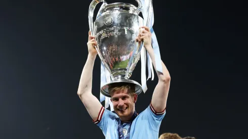 Kevin de Bruyne se destacou nos títulos. (Photo by Michael Steele/Getty Images)