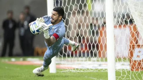 RJ - RIO DE JANEIRO - 29/07/2023 - BRASILEIRO A 2023, FLUMINENSE X SANTOS - Joao Paulo goleiro do Santos defende penalti durante partida contra o Fluminense no estadio Maracana pelo campeonato Brasileiro A 2023. Foto: Jorge Rodrigues/AGIF