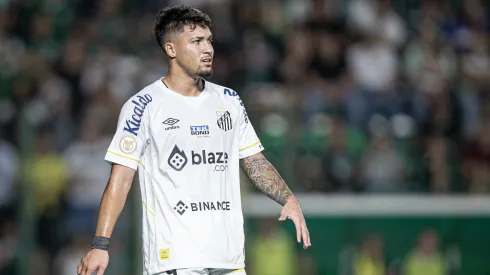Marcos Leonardo, jogador do Santos, durante partida contra o Goiás no estádio Serrinha pelo Campeonato Brasileiro - Foto: Heber Gomes/AGIF