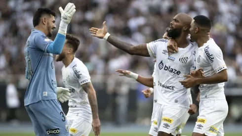 Messias, jogador do Santos, comemora seu gol com jogadores do seu time durante partida contra o Botafogo no Engenhão pelo Campeonato Brasileiro - Foto: Jorge Rodrigues/AGIF
