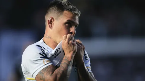 Soteldo emocionou torcedores do Peixe com discurso no vestiário do Nílton Santos - Foto: Ettore Chiereguini/AGIF