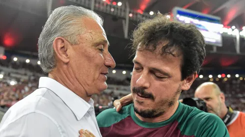 Tite técnico do Flamengo é abraçado por Fernando Diniz técnico do Fluminense antes da partida no estádio Maracanã pelo campeonato Brasileiro A 2023 Thiago Ribeiro/AGIF