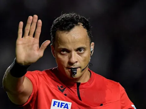 Sávio Pereira Sampaio recebe a fúria da torcida do Vasco ao não dar pênalti em Moscardo