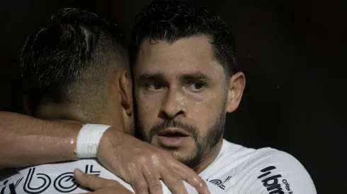 Giuliano comemorando um dos gols de Romero. Foto: Jorge Rodrigues/AGIF