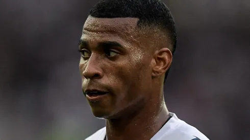 Jean Lucas, meio-campista do Santos, durante partida contra o Botafogo no estadio Engenhao pelo campeonato Brasileiro A 2023. Foto: Thiago Ribeiro/AGIF