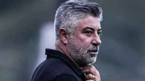 Alexandre Gallo, dirigente do Santos, vendo treino no CT - Foto: Raul Baretta/ Santos FC.