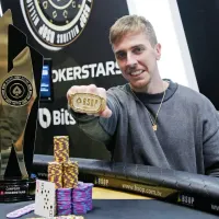 Uruguaio realiza uma virada incrível e fica com o troféu de campeão do BSOP Millions