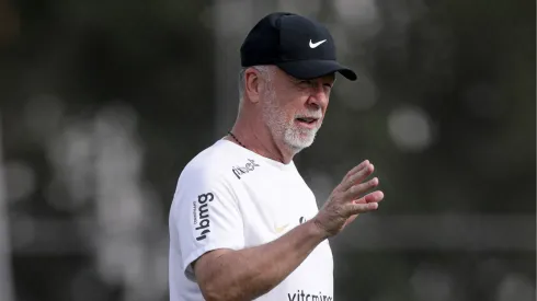 Mano Menezes, técnico do Corinthians, comanda treino no CT - Foto: Rodrigo Coca/Ag. Corinthians