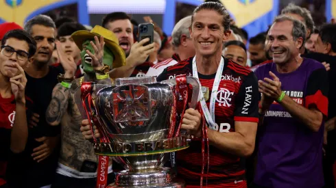 Filipe Luís levantando o título da Copa do Brasil em 2022. Foto: Buda Mendes/Getty Images.