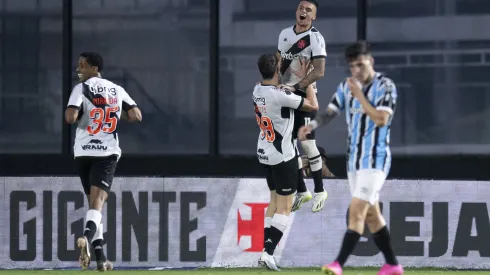 Vegetti jogador do Vasco comemora seu gol com Gabriel Pec jogador da sua equipe durante partida contra o Gremio no estadio Sao Januario pelo campeonato Brasileiro A 2023. Foto: Jorge Rodrigues/AGIF
