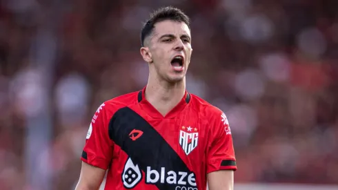 Shaylon em ação com a camisa do Dragão. Foto: Isabela Azine/AGIF