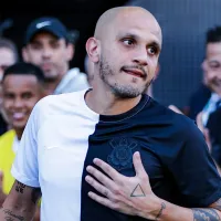 \'Uma pena que é o único que se despediu\'; No embalo de Fábio Santos, Fiel pede despedida de quatro jogadores após derrota