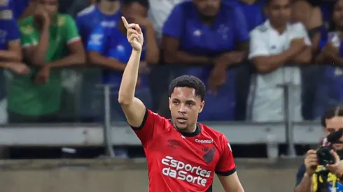 Vitor Roque comemorando contra o Cruzeiro. Foto: Gilson Lobo/AGIF