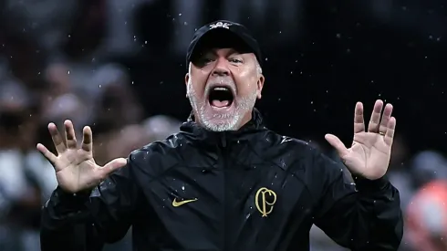 Mano Menezes tecnico do Corinthians durante partida contra o Santos no estadio Arena Corinthians pelo campeonato Brasileiro A 2023. Fabio Giannelli/AGIF