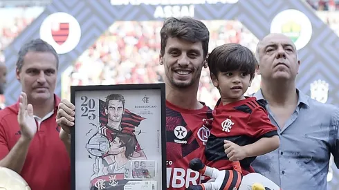 Rodrigo Caio jogador do Flamengo e homenageado antes da partida contra o Cuiaba no estadio Maracana pelo campeonato Brasileiro A 2023. Foto: Alexandre Loureiro/AGIF