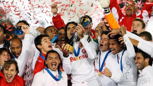 Elenco do Internacional levanta a taça de Campeão Mundial. Foto: Junko Kimura/Getty Images.