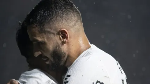 Angel Romero jogador do Corinthians comemora seu gol com Renato Augusto jogador da sua equipe durante partida contra o Vasco no estadio Sao Januario pelo campeonato Brasileiro A 2023. Foto: Jorge Rodrigues/AGIF
