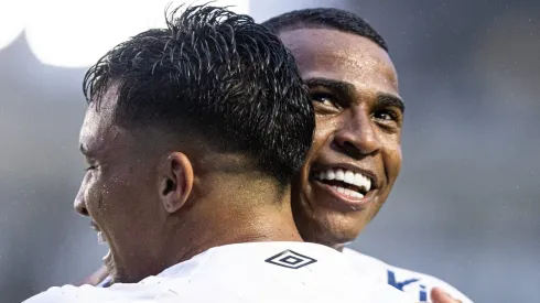 Marcos Leonardo jogador do Santos comemora seu gol com Jean Lucas jogador da sua equipe durante partida contra o Vasco no estadio Vila Belmiro pelo campeonato Brasileiro A 2023. Foto: Abner Dourado/AGIF