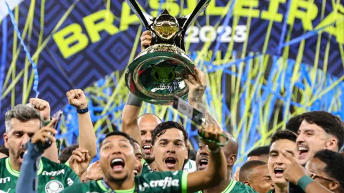 Foto: Gilson Lobo/AGIF – Jogadores do Palmeiras erguem a taça do Brasileirão 2023