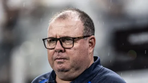 Marcelo Fernandes, treinador do Santos observa equipe em jogo do Brasileirão. Foto: Abner Dourado/AGIF