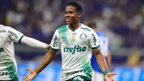 Foto: Gilson Lobo/AGIF - Endrick comemora o seu gol pelo Palmeiras