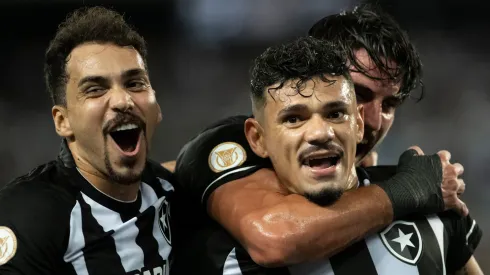 Jogador do Botafogo comemoram gol marcado - Foto: Jorge Rodrigues/AGIF
