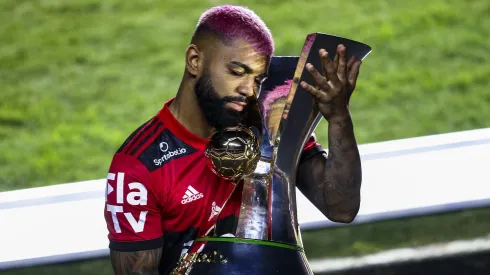 Gabigol com a taça de Campeão Brasileiro de 2020 no Morumbi. Foto: Buda Mendes/Getty Images.