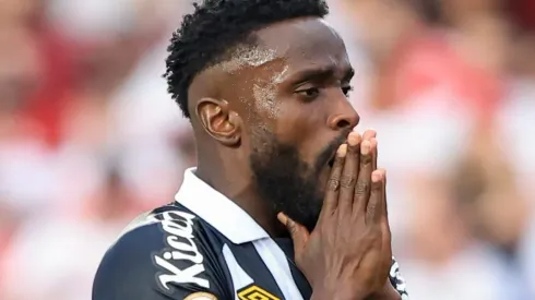 Mendoza, jogador do Santos, lamenta chance perdida durante partida contra o Sao Paulo no estadio Morumbi pelo campeonato Brasileiro A 2023. Foto: Marcello Zambrana/AGIF