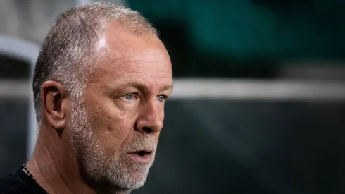 Mano Menezes, técnico do Corinthians, durante partida contra o Coritiba no estádio Couto Pereira pelo Campeonato Brasileiro - Foto: Leonardo Hubbe/AGIF