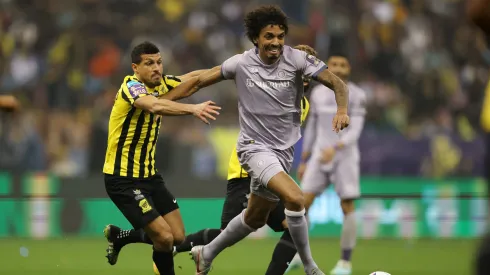 Luiz Gustavo, jogador do Al Nassr, disputa bola com Tarek Hamed, jogador do Al Ittihad, em partida válida pela Supercopa Saudita - Foto: Yasser Bakhsh/Getty Images