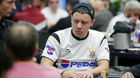Saymon Dias recebeu uma grande recompensa em torneio de poker online

