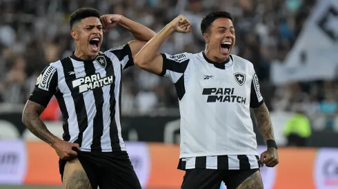 Atacantes do Botafogo comemoram gol da equipe - Foto: Thiago Ribeiro/AGIF