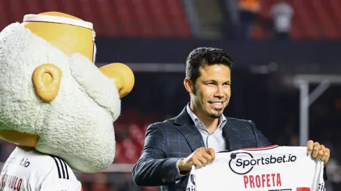 Hernanes ex jogador do São Paulo recebe homenagem antes da partida contra o Santos no estádio Morumbi pelo campeonato Brasileiro A 2022. Marcello Zambrana/AGIF