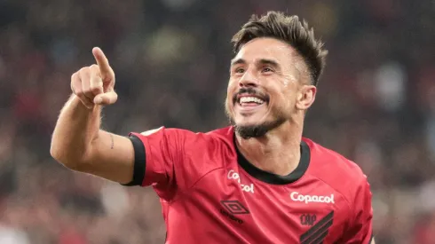 Willian Bigode jogador do Athletico-PR comemora seu gol durante partida contra o Coritiba no estadio Arena da Baixada pelo campeonato BRASILEIRO A 2023. Foto: Robson Mafra/AGIF