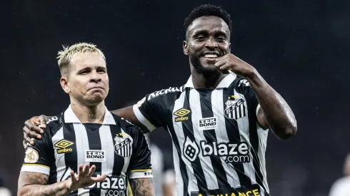 Soteldo e Mendoza, do Santos, comemoram gol da equipe - Foto: Abner Dourado/AGIF