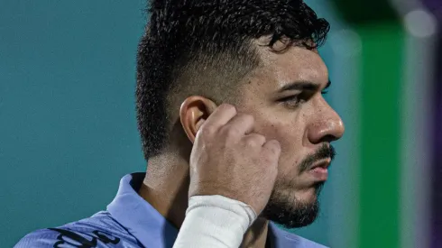 João Paulo, goleiro do Santos, durante partida contra o Goias no estadio Serrinha pelo campeonato Brasileiro A 2023. Foto: Isabela Azine/AGIF